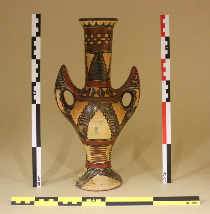 Illustration de nos échelles photographiques cornières 40cm en différentes couleurs à coté d'un vase ancien 
